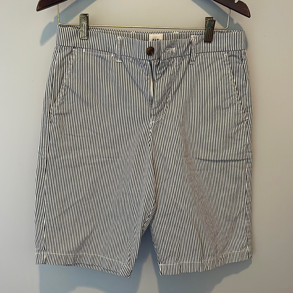 Gap 12 inch long-28 waist. Shorts Blue and White